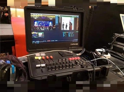 会议直播的虚拟背景翻车实录：绿幕、AI抠像和实拍背景，哪种更稳-摄行科技