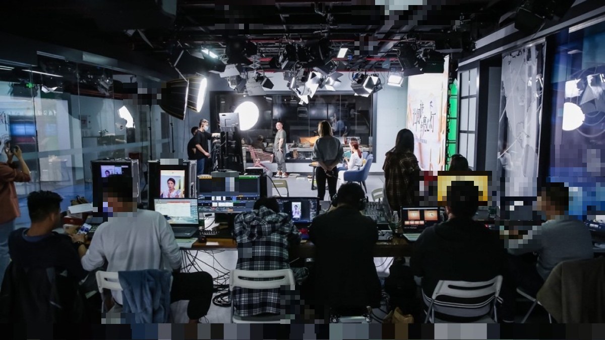 年会晚会多机位调度完整实战：摇臂游机与航拍的镜头分工及安全边界实录-摄行科技