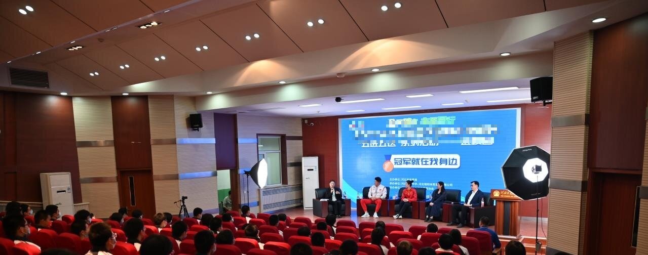 峰会圆桌对话桌面鹅颈麦与混音台收音布置