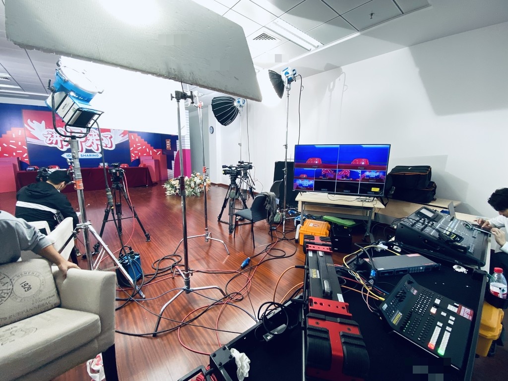 创业路演直播与会议投屏复盘：评委收音怎么拍