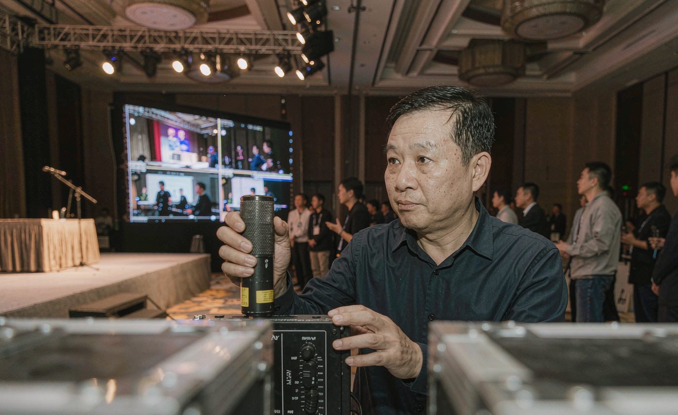 直播延时与点播怎么选：会议直播三种形态的边界与切换判据-摄行科技